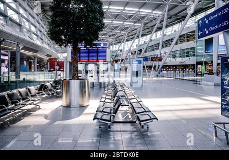 Düsseldorf, Nordrhein-Westfalen, Deutschland - Flughafen Düsseldorf, verlassene Abflughalle in Zeiten der Koronakrise. Düsseldorf, Nordrhein-Westfalen Stockfoto