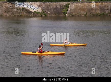 Krakau. Krakau. Polen. Zwei junge Männer auf Kajaks paddeln auf der Weichsel. Stockfoto