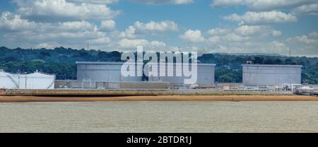 Kraftstofftanks an der Küste von Gibraltar Stockfoto