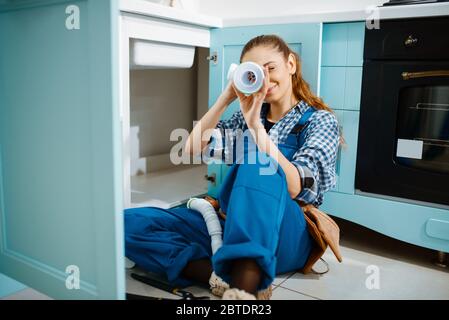 Klempner auf dem Boden liegend, Draufsicht Stockfoto