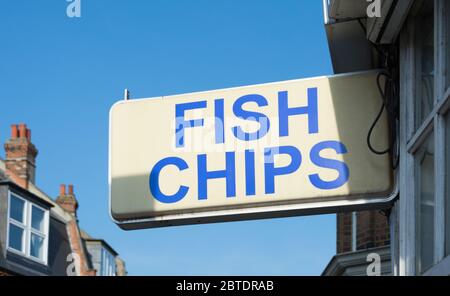 Ein Schild mit Fisch und Hacken vor einem Chippy in London, Großbritannien Stockfoto