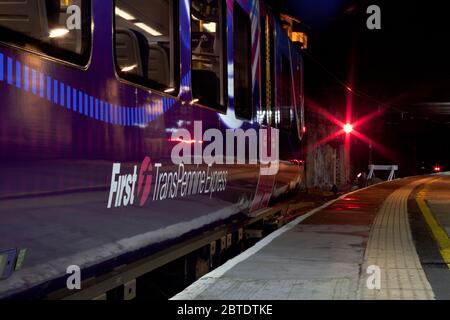 Erstes Kelios TransPennine Express Logo auf einem Elektrozug der Siemens-Baureihe 350 350409 mit rotem Bahnsignal Stockfoto