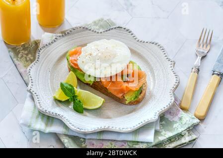 Pochiertes Ei, Lachs und Avocado-Sandwich Stockfoto