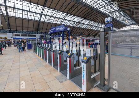 Glasgow Queen Street Railway Station Ticketschalter / Schranken Stockfoto