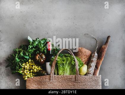 Flacher Leg von gesunden Lebensmitteleinkaufsack mit Essen und Wein Stockfoto