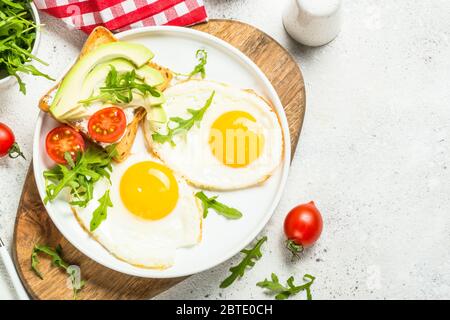 Gesundes Frühstück mit Ei, Toast und Salat. Stockfoto