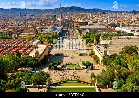 BARCELONA, SPANIEN - AUGUST 16: Luftaufnahme von Barcelona, Spanien, vom Montjuic Hügel am 16. August 2014. Es gibt viele wichtige Sehenswürdigkeiten, wie Font Stockfoto