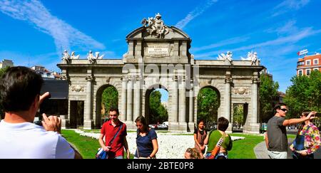 MADRID, SPANIEN - AUGUST 13: Touristen fotografieren die Puerta de Alcala am 13. August 2014 in Madrid, Spanien. Dieses historische Tor ist eines der Mo Stockfoto