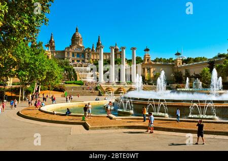 BARCELONA, SPANIEN - AUGUST 16: Der Zauberbrunnen und Palau Nacional in Montjuic am 16. August 2014 in Barcelona, Spanien. Das ganze Gebiet, für die 19 gebaut Stockfoto