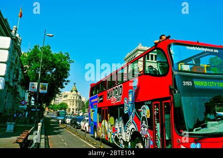 MADRID, SPANIEN - AUGUST 11: Ein Stadtrundgang-Bus in der Calle de Alcala mit dem berühmten Metropolis-Gebäude im Hintergrund am 11. August 2014 in Madrid, Spa Stockfoto