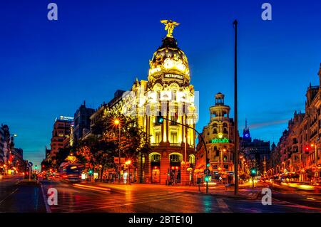 MADRID, SPANIEN - AUGUST 12: Das berühmte Metropolis-Gebäude zwischen Gran Via und Calle de Alcala bei Nacht am 12. August 2014 in Madrid, Spanien. Calle de Stockfoto