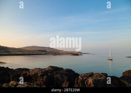 Die Küste in der Nähe des Fährterminals in Galmisdale auf der Isle of Eigg, Schottland, Großbritannien Stockfoto