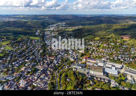 Stadt Sundern mit Rathaus, 27.09.2019, Luftaufnahme, Deutschland, Nordrhein-Westfalen, Sauerland, Sundern Stockfoto