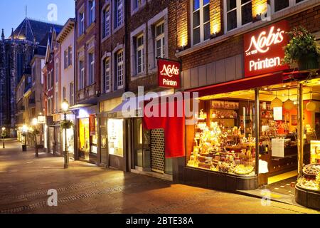 Kaufen Sie für Drucke in der Straße Kraemerstraß am Abend, Deutschland, Nordrhein-Westfalen, Aix-la-Chapelle Stockfoto