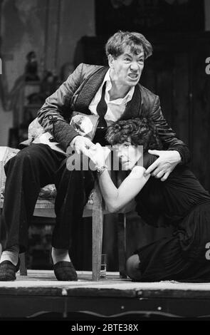 Ian McKellen (Boy), Janet Suzman (Babe) in FEIGHEIT von Sean Mathias im Ambassador's Theatre, London WC2 11/08/1983 Bühnenbild: Hayden Griffin Kostüme: Deirdre Clancy Beleuchtung: Rory Dempster Regie: Anthony Page Stockfoto