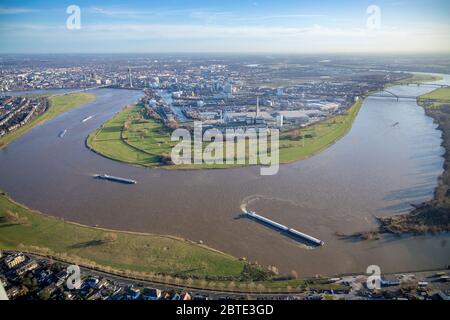 Binnenschifffahrt auf Erftkanal, Rhein, Kraftwerk Lausward und Medienhafen, 19.12.2020, Luftaufnahme, Deutschland, Nordrhein-Westfalen, Niederrhein, Düsseldorf Stockfoto