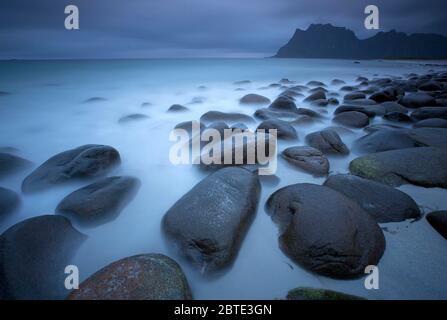 Strand von Utaklejew bei Nacht, Norwegen, Lofoten-Inseln, Utaklejew Stockfoto