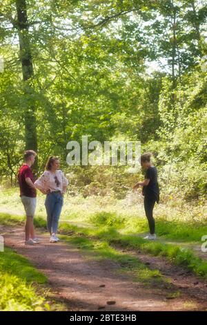 Drei junge Menschen stehen auf einem Waldweg, Deutschland, Nordrhein-Westfalen, Hagen-Hohenlimburg Stockfoto