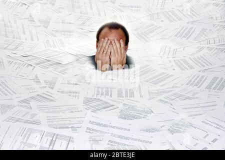 Mann zwischen Dokumenten, zu viel Bürokratie, Österreich Stockfoto