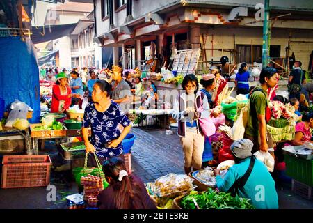 Morgenmarkt in Ubud, Bali Island, Indonesien. Der Morgenmarkt, der in den ersten Morgenstunden geöffnet ist Stockfoto