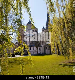 park des Klosters Brauweiler mit Kirche St. Nikolaus, Deutschland, Nordrhein-Westfalen, Niederrhein, Pulheim Stockfoto