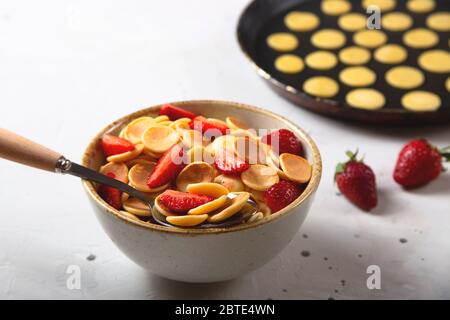 Cerealien Pfannkuchen hausgemachte kreative Mahlzeit. Stockfoto