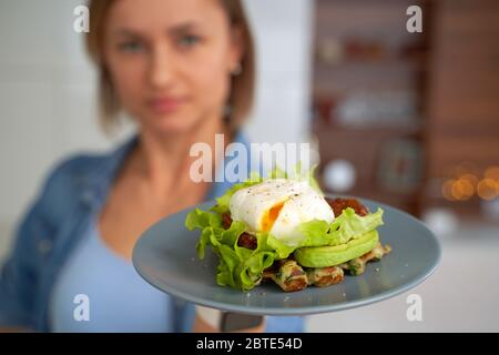 Traditionelles Frühstück mit Speck und Spiegeleiern. Stockfoto