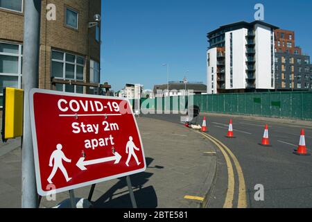 Covid 19 Bleiben Sie zwei Meter auseinander Schild in kingston upon thames, surrey, england, mit teilweiser Fahrbahnsperrung, um soziale Distanz durch Fußgänger zu ermöglichen Stockfoto