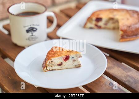 Quark Kasserolle mit Rosinen und Grieß auf Holzhintergrund Quark Kasserolle. Stockfoto
