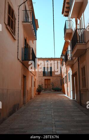 Schmale Gasse und mediterrane Architektur auf der Insel Mallorca, Spanien. Stockfoto