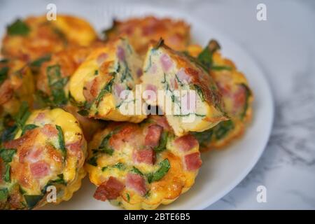 Brokkoli-Eierkäse-Auflauf in Backform auf Betongrund. Stockfoto