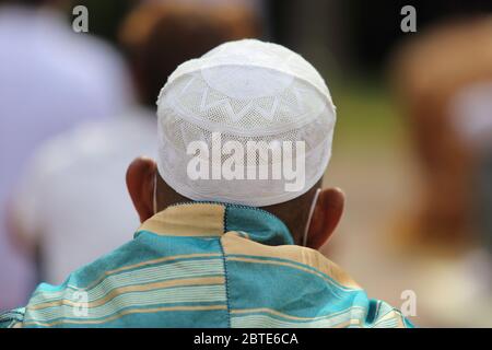 Cassino, Italien - 24. Mai 2020: ID-al-Fitr, Muslime beten am Tag des Ramadan Stockfoto