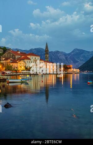 Perast, Montenegro an der Bucht von Kotor. Spire der St. Nikolaus Kirche im Hintergrund. Stockfoto