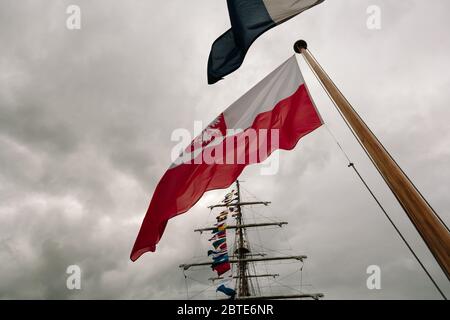 Die polnische Flagge, die während des Tall Ships Race in Greenock, Schottland, auf dem viereckigen polnischen Trainingsschiff dar Mlodziezy fliegt. Stockfoto