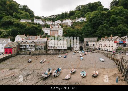 Traditionelles Fischerdorf und Gemeinschaft von Clovelly, die eine Kombination aus einem Arbeitsdorf und Touristenziel in Devon, England, Großbritannien ist. Stockfoto