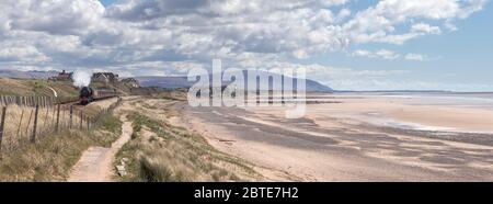 Dampflokomotive 46100 Royal Scot schleppt einen Ferncharterzug am Strand von Seascale auf der Cumbrian Küstenbahnlinie vorbei Stockfoto