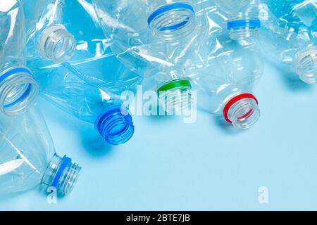 Plastikflaschen auf blauem Hintergrund zerknittert. Kunststoff Papierkorb. Stockfoto