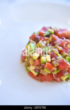 Tatar mit Lachs mit Rucola und Avocado. Stockfoto