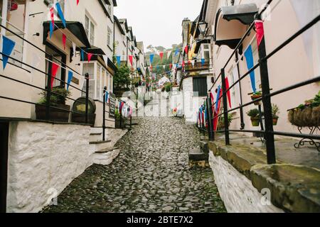 Traditionelles Fischerdorf und Gemeinde von Clovelly, die eine Kombination aus Arbeitsdorf und Touristenziel in Devon, England, Großbritannien ist. Stockfoto
