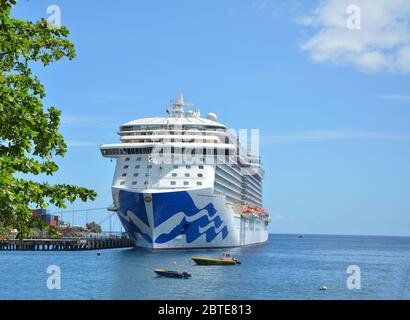 DOMINICA, KARIBIK - 24. MÄRZ 2017 : Königliche Prinzessin Schiff im Hafen von Roseau angedockt. Royal Princess wird von Princess Cruises Linie betrieben und hat eine Kapazität Stockfoto