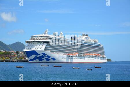 DOMINICA, KARIBIK - 24. MÄRZ 2017 : Königliche Prinzessin Schiff im Hafen von Roseau angedockt. Royal Princess wird von Princess Cruises Linie betrieben und hat eine Kapazität Stockfoto