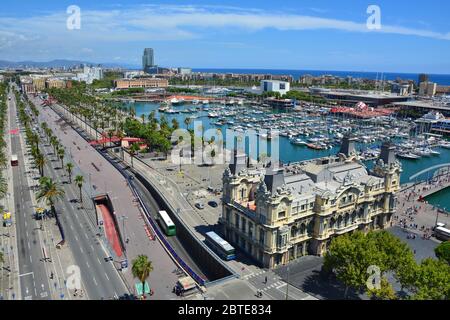 BARCELONA, SPANIEN - 10. AUGUST 2015 : Ansicht des Yachthafens von Barcelona und der Passeig de Colom Straße Stockfoto