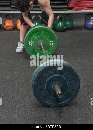 Frau in der Turnhalle bereit, Krafttraining Übungen zu trainieren Stockfoto