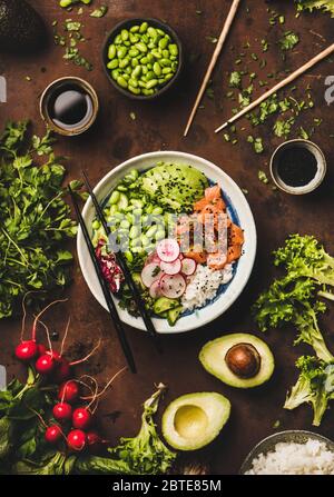 Lachs Poke Schüssel oder Sushi-Schüssel mit Gemüse und Grüns Stockfoto