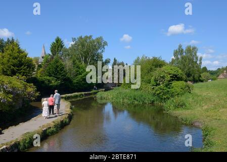 Loose Village, Kent, Großbritannien. Mai 2020. Die Menschen nutzen das schöne Wetter, um einen Spaziergang entlang des schmalen Fußweges in Loose Brooks zu machen, der Bach, der durch das Dorf fließt.Quelle: Phil Robinson/Alamy Live News Stockfoto