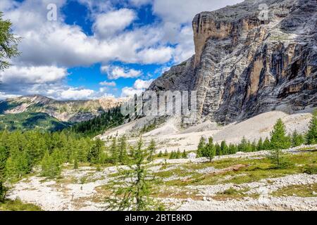 Blick von der Westseite des Kreuzkofels in den östlichen Dolomiten, mit Blick auf das Gadertal, die vertikale Wand von 900 Metern, Südtirol, Italien Stockfoto