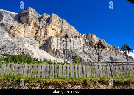 Die Westseite der Sasso di Santa Croce in der östlichen Dolomiten, mit Blick auf die Val Badia, der vertikalen Wand von 900 Meter, Südtirol, Italien Stockfoto