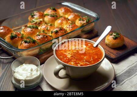 ukrainisch-rot borscht mit saurer Sahne und den Brötchen pampushki Stockfoto