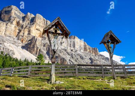 Die Westseite der Sasso di Santa Croce in der östlichen Dolomiten, mit Blick auf die Val Badia, der vertikalen Wand von 900 Meter, Südtirol, Italien Stockfoto