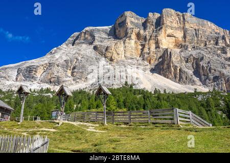 Die Westseite der Sasso di Santa Croce in der östlichen Dolomiten, mit Blick auf die Val Badia, der vertikalen Wand von 900 Meter, Südtirol, Italien Stockfoto